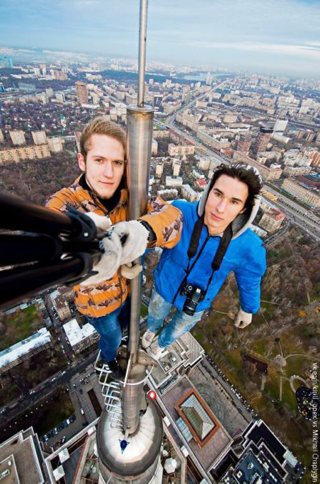 Illustration for article titled The craziest of the Russian city climbers is beyond insane